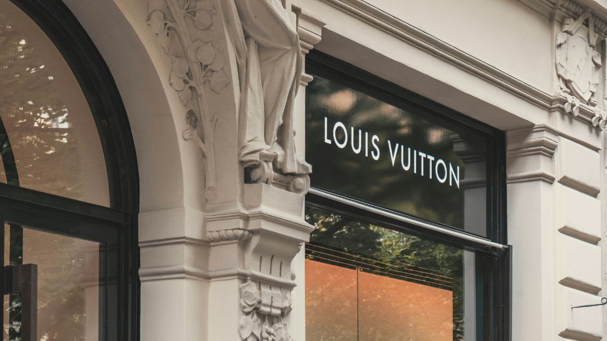 Imagem da fachada da Louis Vuitton para ilustrar uma matéria jornalística sobre o Impacto da LVMH.