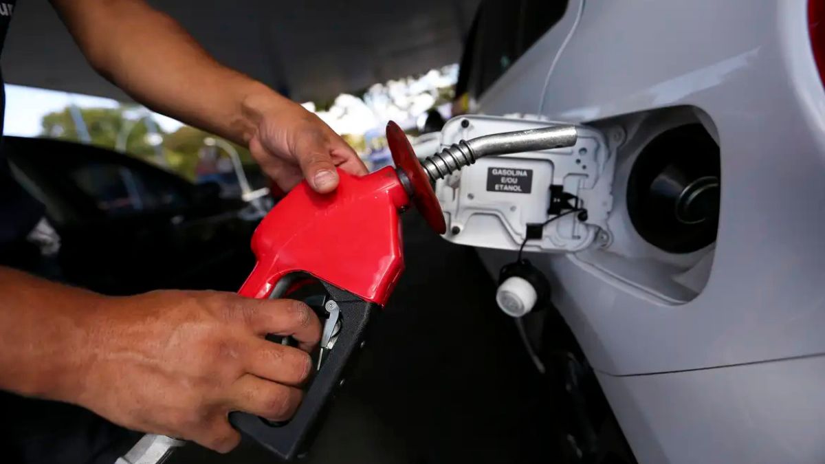 Imagem de uma bomba de gasolina em um carro para ilustrar uma matéria jornalística sobre a Inflação em março.