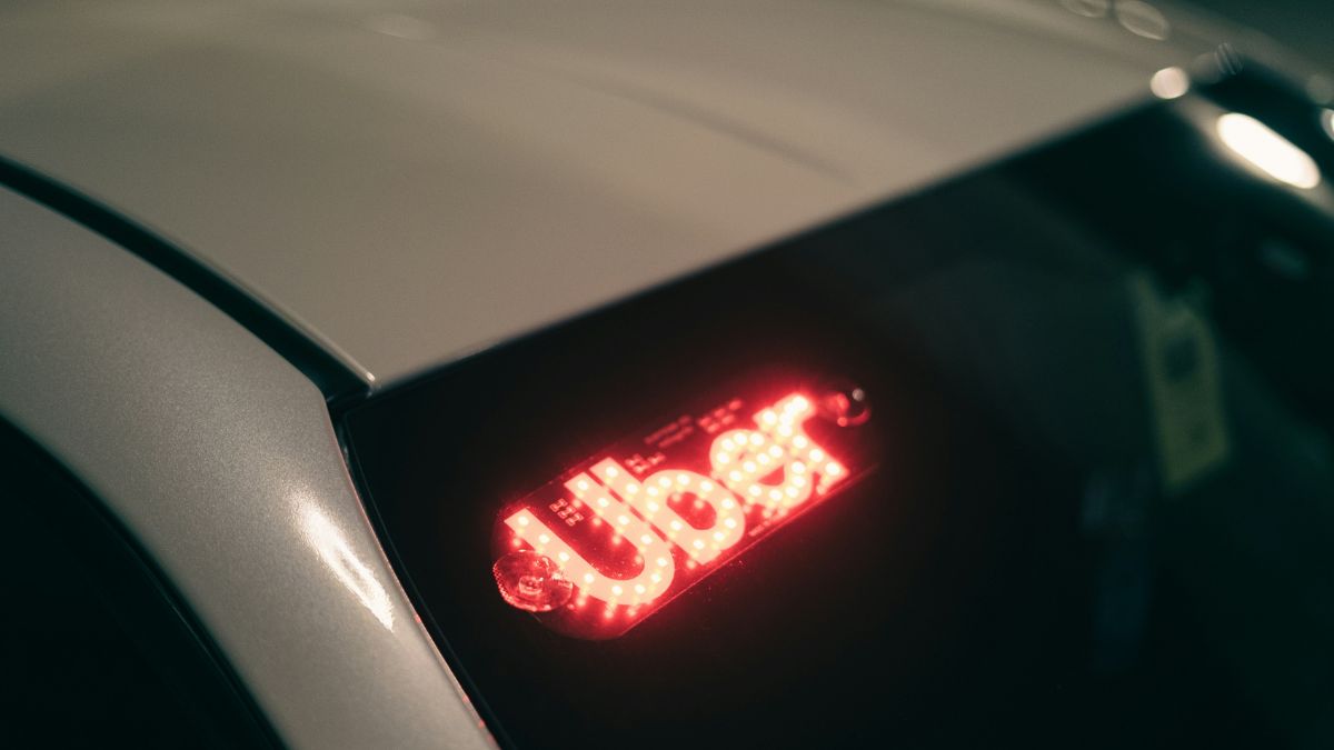 Imagem da um uber, veículo de aplicativo para ilustrar uma matéria jornalística sobre o julgamento da uber.