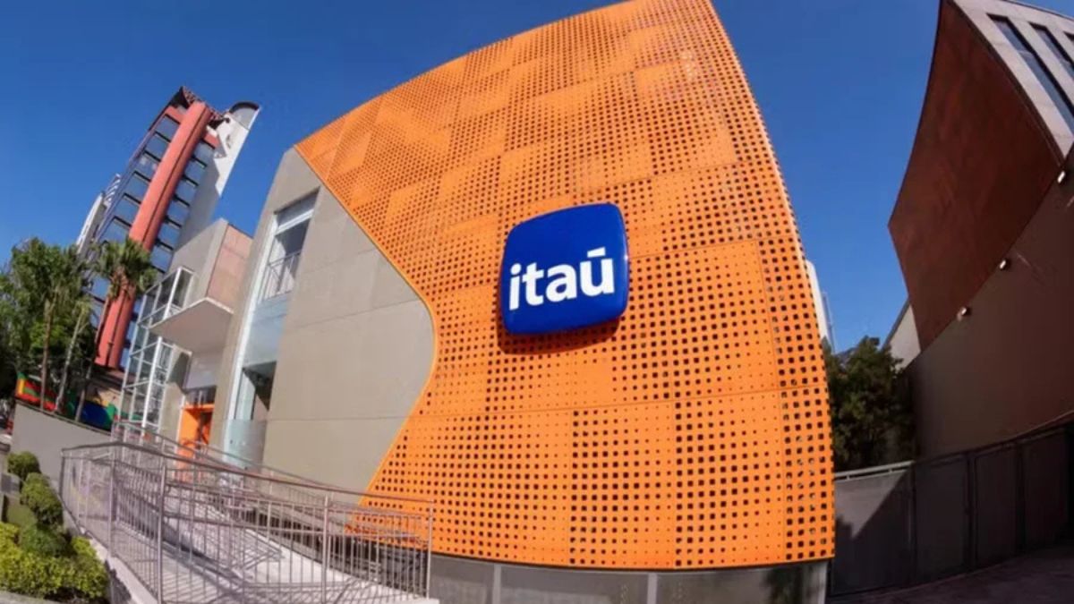 Imagem da fachada de uma agência do Itaú para ilustrar uma matéria jornalística sobre o relatório do Itaú sobre os juros globais.