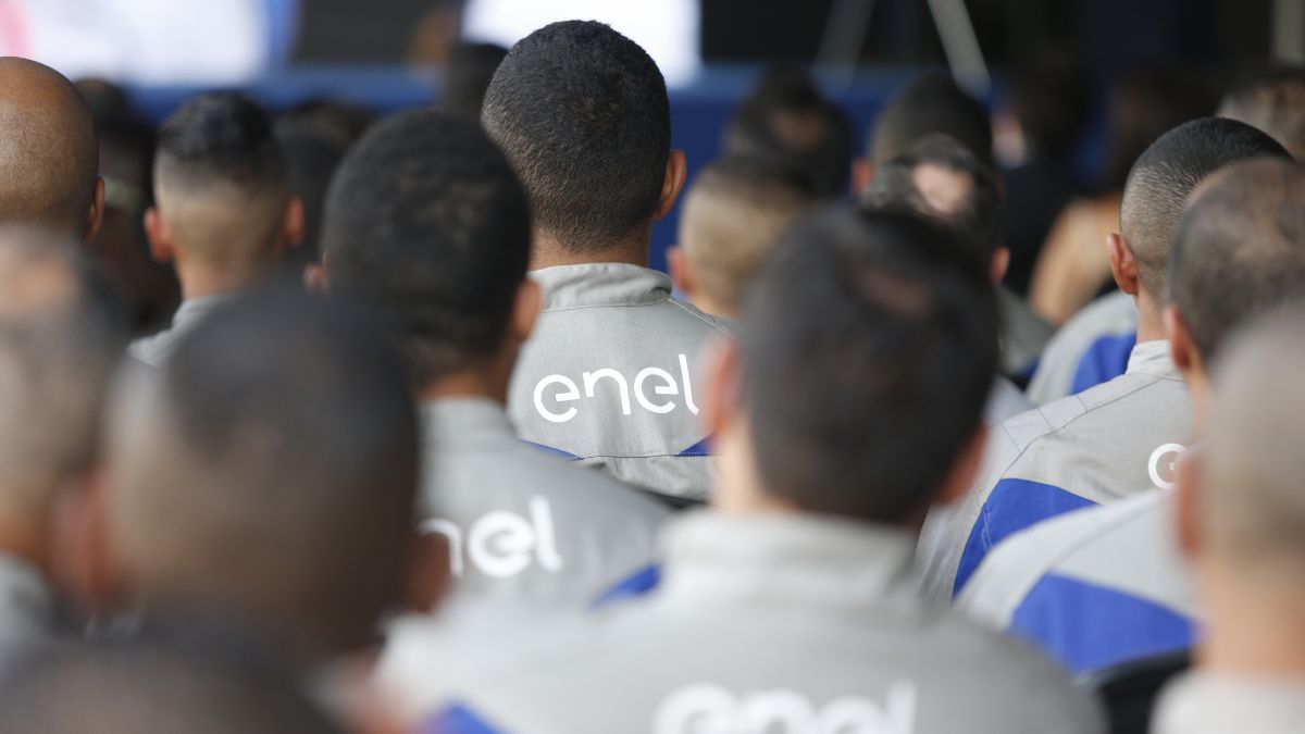 Imagem da funcionário da Enel SP para ilustrar uma matéria jornalística sobre a decisão da Justiça contra a Enel SP.