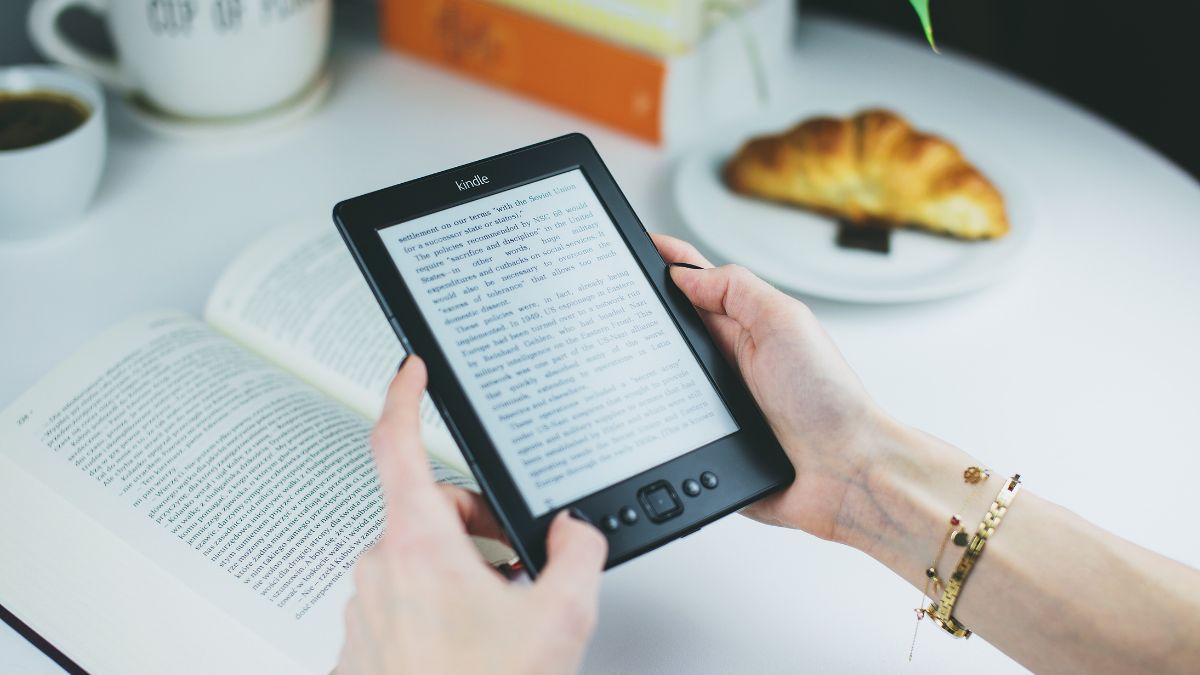 Imagem de um Kindle da Amazon para ilustrar uma matéria jornalística sobre a funcionalidade do Kindle antigo.