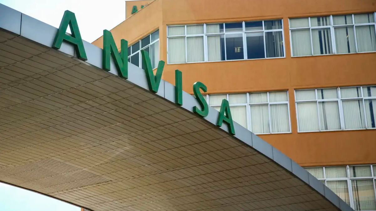 Imagem do pórtico da Anvisa para ilustrar uma matéria jornalística sobre o lote de mostarda apreendido pela ANVISA.