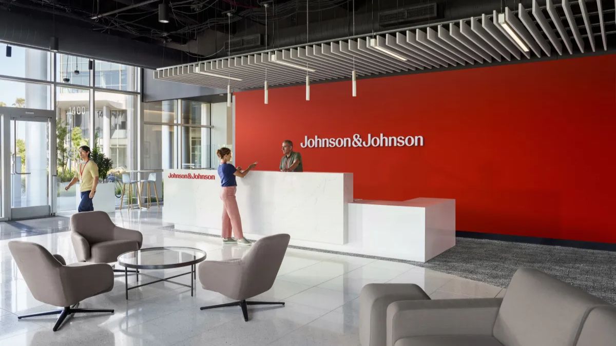 Imagem da recepção da Johnson & Johnson para ilustrar uma matéria jornalística sobre o Lucro da Johnson & Johnson no primeiro trimestre de 2026.