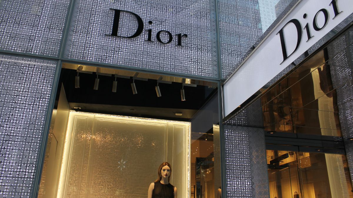 Imagem da fachada de uma loja da Dior para ilustrar uma matéria jornalística sobre a Guerra e o Luxo em Dubai.