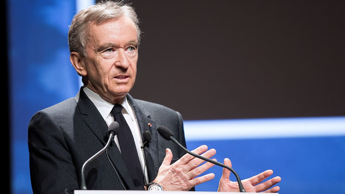 Imagem de Bernard Arnault para ilustrar uma matéria jornalística sobre as pessoas mais ricas do mundo em abril de 2026.