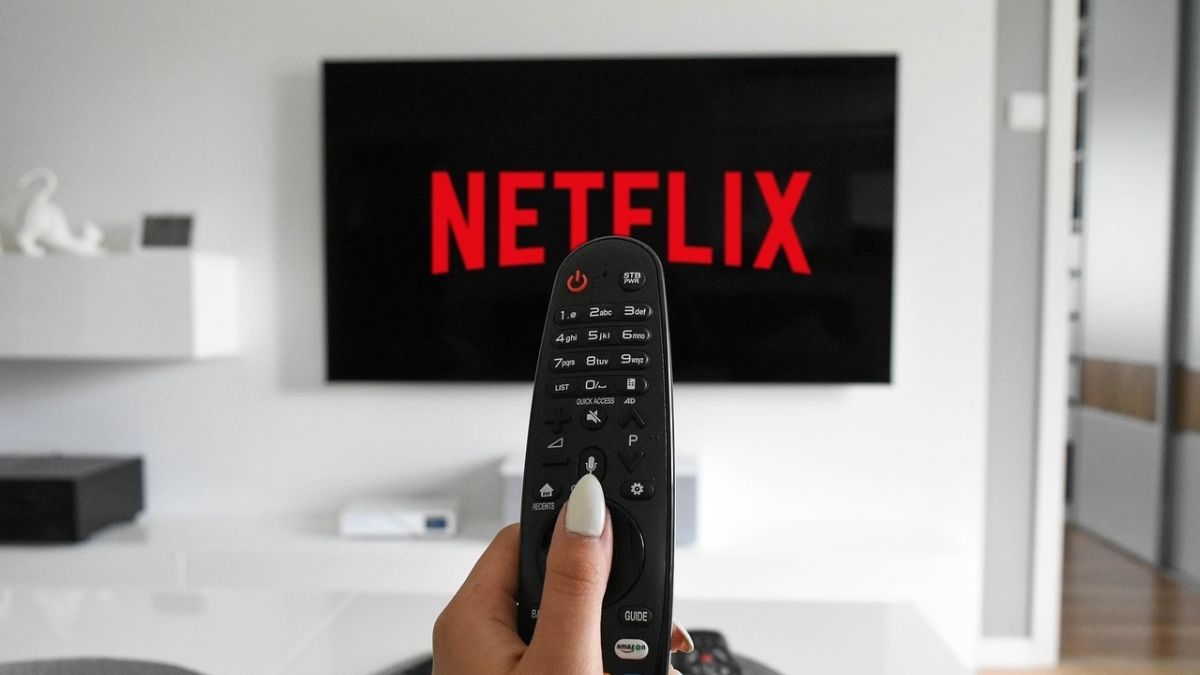 Imagem de um televisão com a logo da Netflix para ilustrar uma matéria jornalística sobre os Preços da Netflix.
