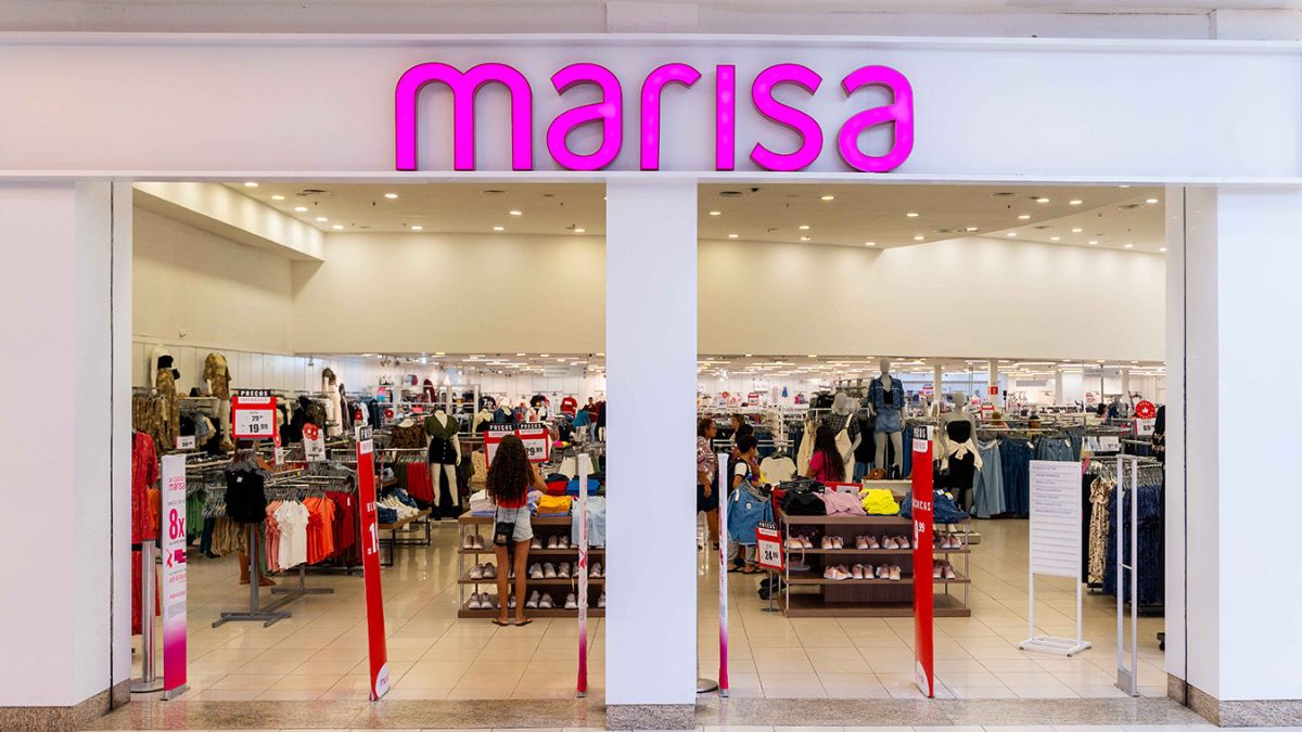 Imagem da fachada de uma loja da Marisa para ilustrar uma matéria jornalística sobre o Prejuízo da Marisa.