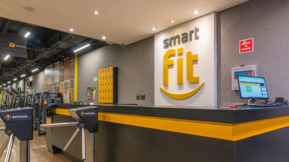 Imagem da fachada da Smart Fit para ilustrar uma matéria jornalística sobre a expansão internacional da Smart Fit.