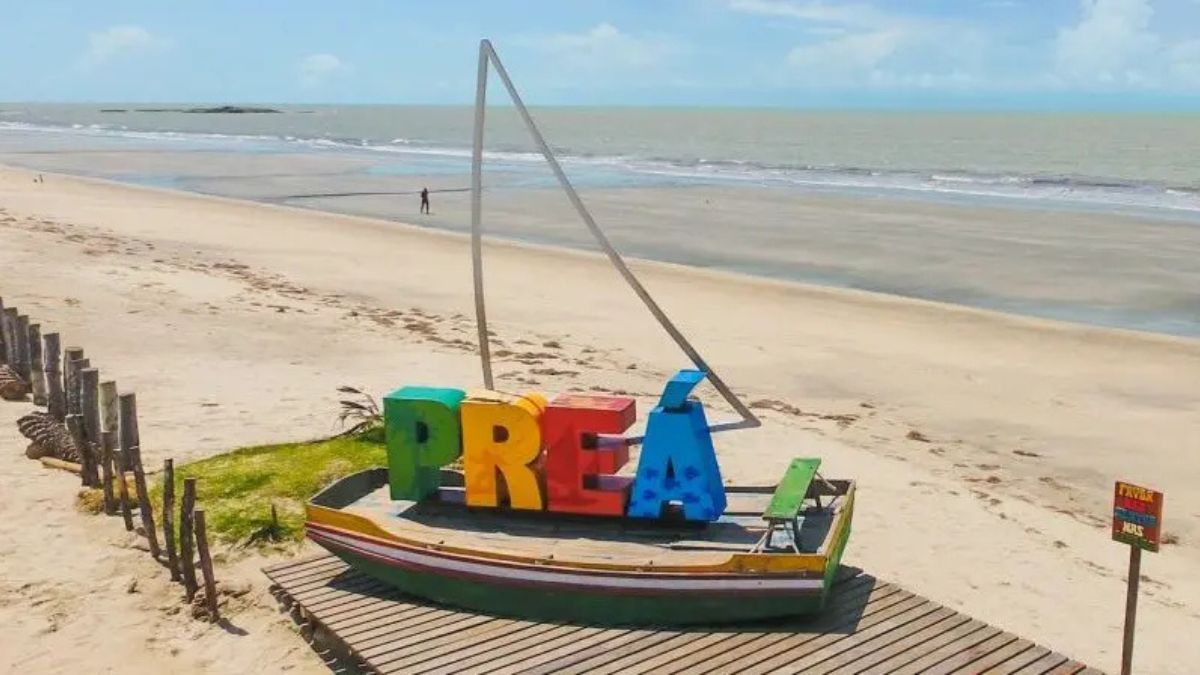 Imagem do pórtico do Preá, em Cruz do Ceará para ilustrar uma matéria jornalística sobre o turismo de luxo na praia do Preá.