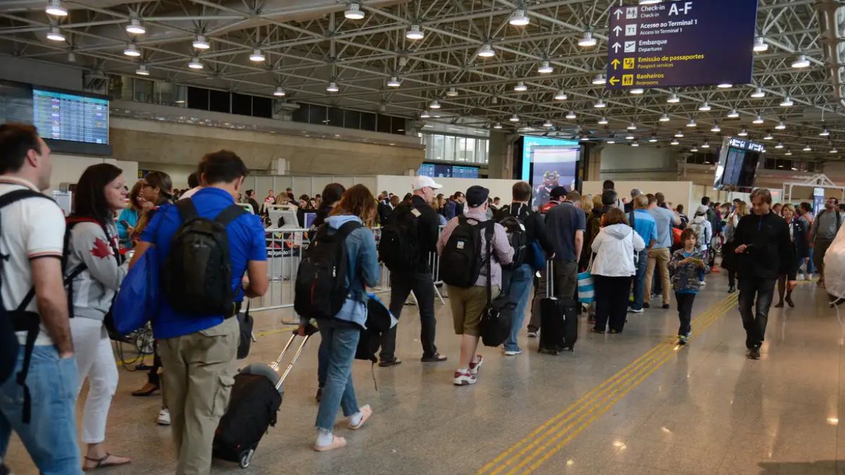 Imagem de pessoas no aeroporto para ilustrar uma matéria sobre a alta no turismo internacional do Brasil.