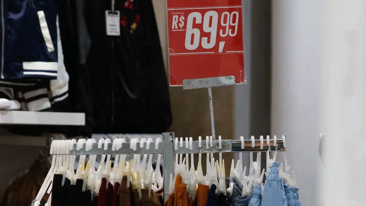 Imagem de roupas no cabide para vender para ilustrar uma matéria jornalística sobre o varejo de moda.
