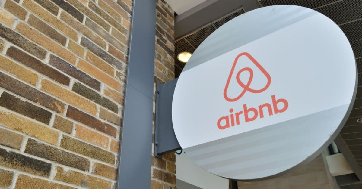Logo do Airbnb em fachada, empresa inclui hotéis após restrições ao aluguel de curto prazo