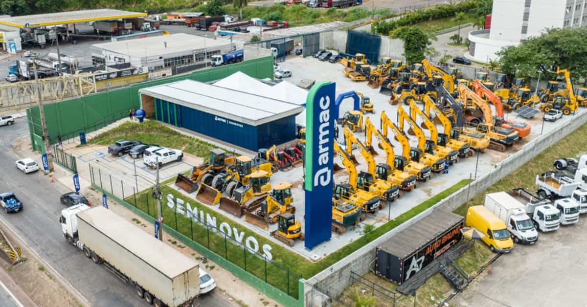Pátio da Armac com máquinas pesadas alinhadas após compra da Escad