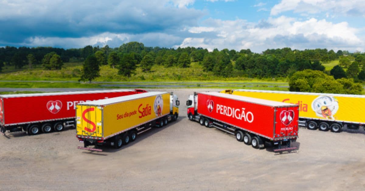 Caminhões da Sadia e Perdigão estacionados, representando logística de exportação de carne brasileira