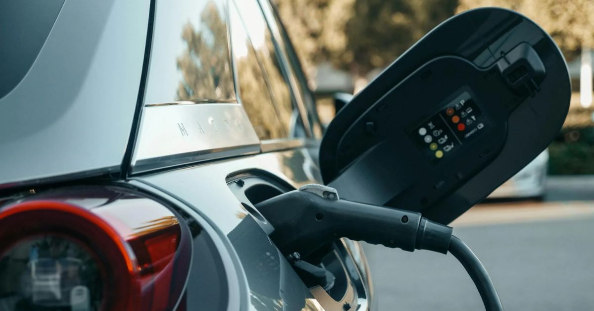 carro elétrico usado sendo recarregado em estação nos EUA