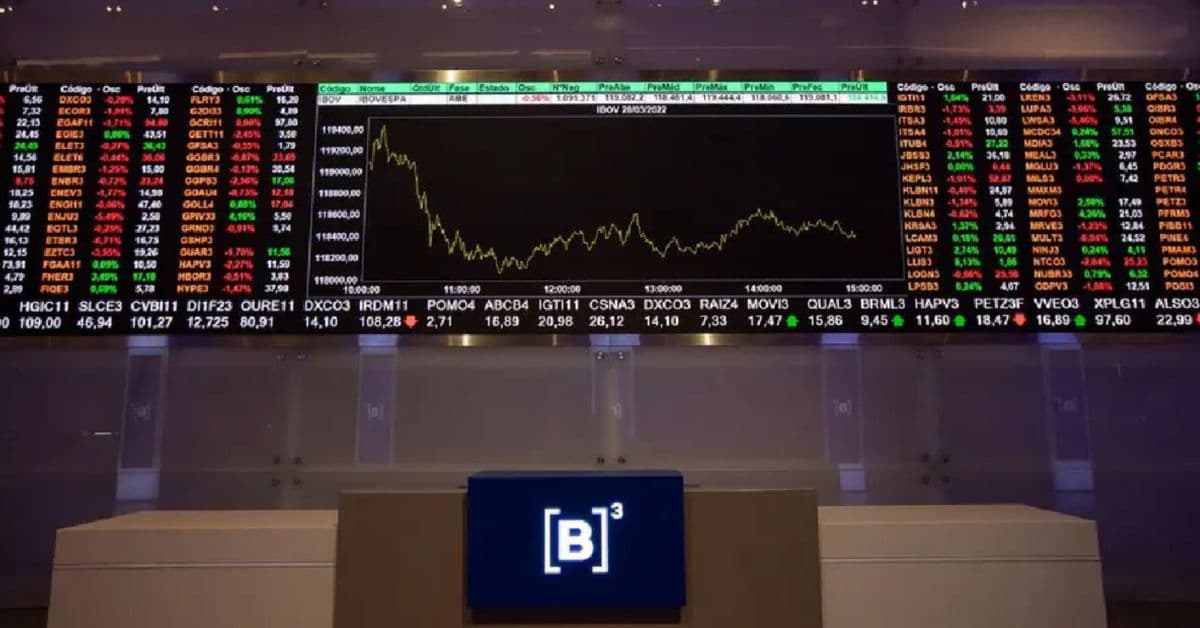 Painel da B3 mostra desempenho do Ibovespa com fluxo intenso de negociações no mercado acionário