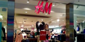 Escala 5×2 no varejo: H&M testa modelo que eleva custo e pressiona o 6×1