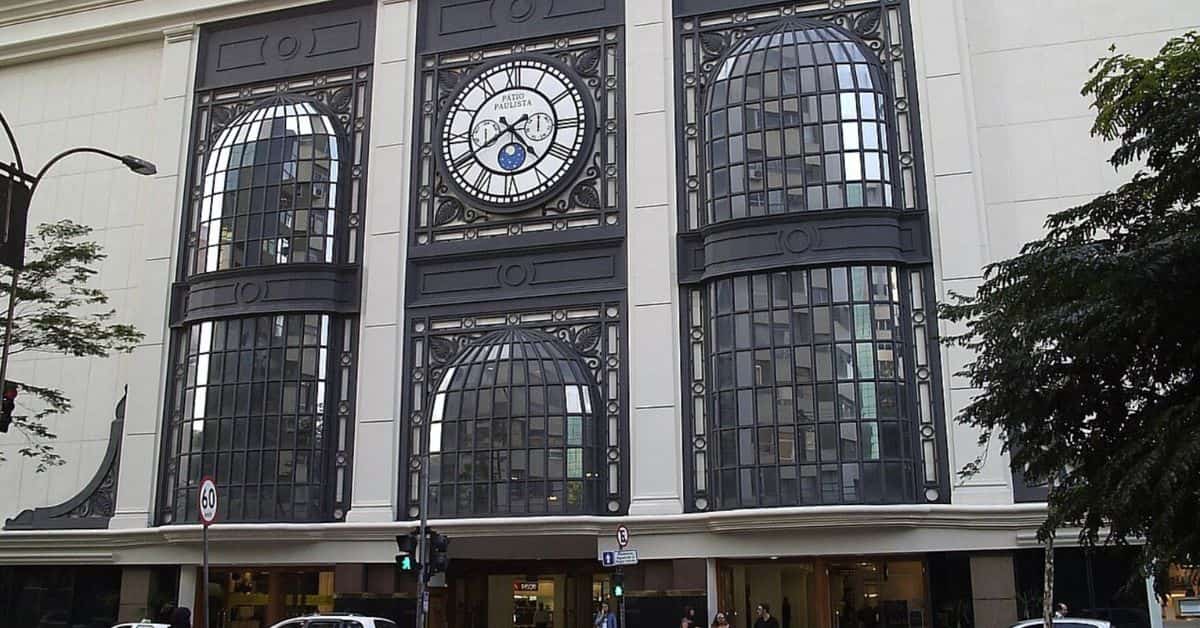 Fachada do Shopping Pátio Paulista, em São Paulo, com destaque para a arquitetura e o relógio central