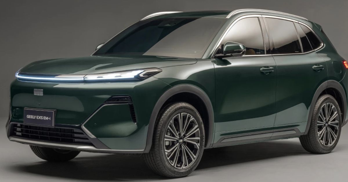 Geely EX5 EM-i híbrido plug-in em estúdio com design moderno e iluminação em LED