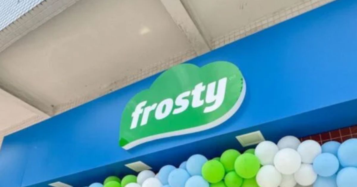 Fachada de loja da Frosty com logotipo verde e decoração de balões