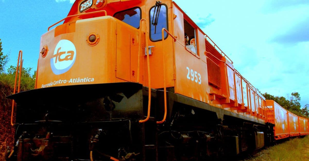 Locomotiva da Ferrovia Centro-Atlântica (FCA) em operação sobre trilhos