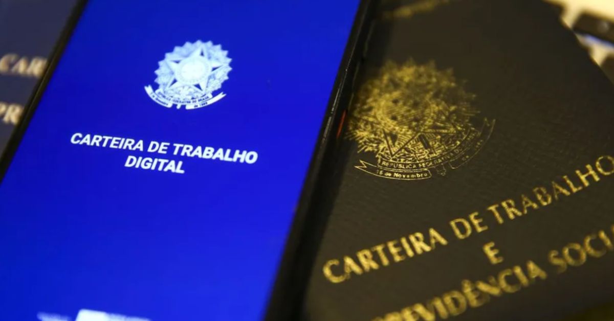 Carteira de Trabalho Digital no celular ao lado da carteira física, representando vínculo formal de trabalho no Brasil