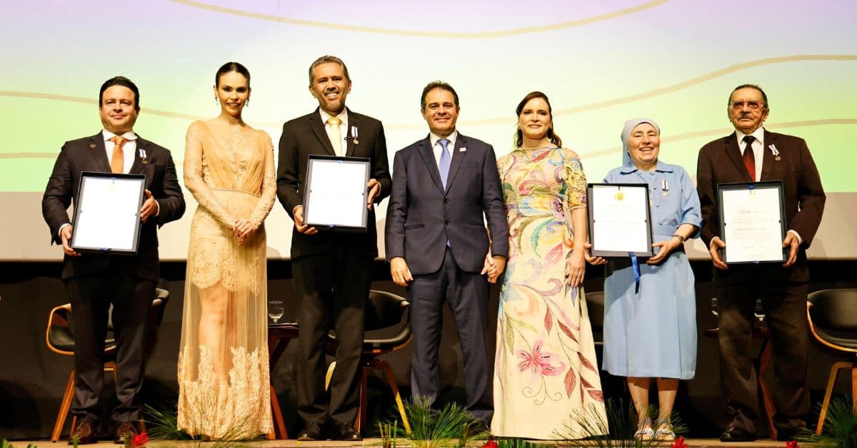 Autoridades e homenageados recebem a Medalha Iracema em cerimônia no Cineteatro São Luiz, em Fortaleza