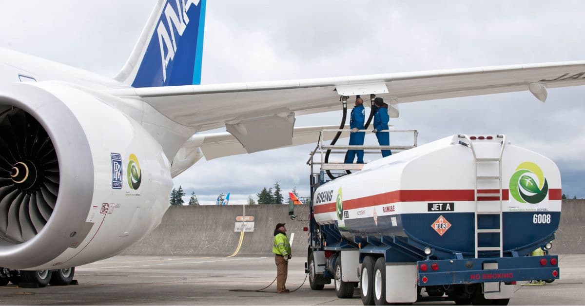 Abastecimento de avião com combustível após redução do imposto sobre querosene de aviação
