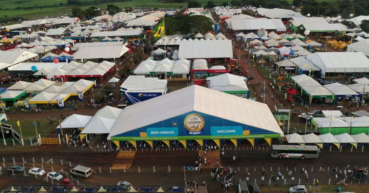 Vista aérea da Agrishow com estandes e público em Ribeirão Preto onde são feitos importantes investimentos no agro em 2026