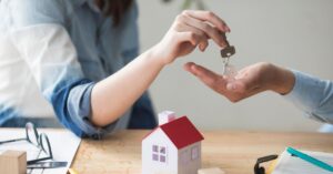 Investir para comprar imóvel vira estratégia no Brasil: como isso muda o papel do dinheiro