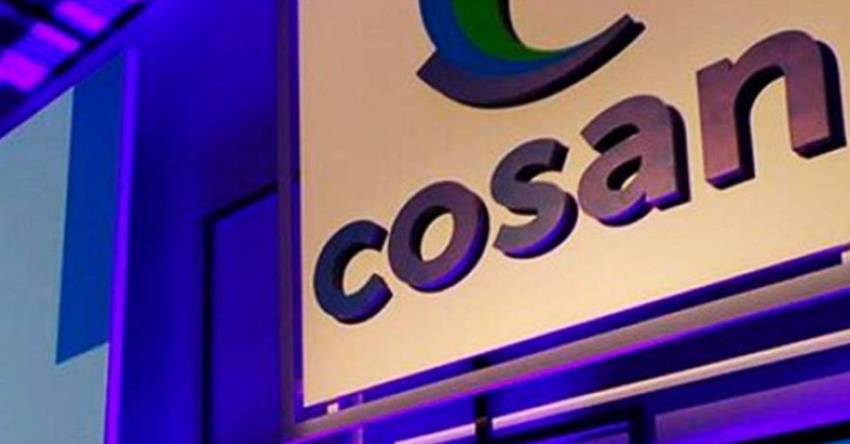 Logo da Cosan em destaque durante evento corporativo, associado ao IPO da Compass