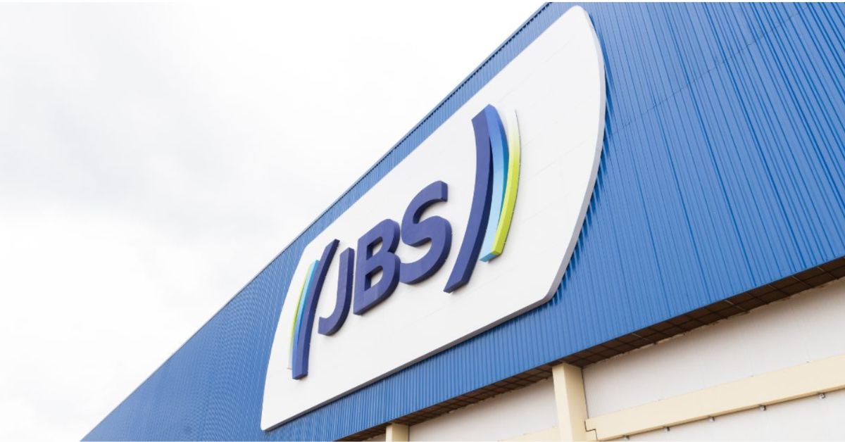 Fachada de unidade industrial da JBS com logotipo da empresa