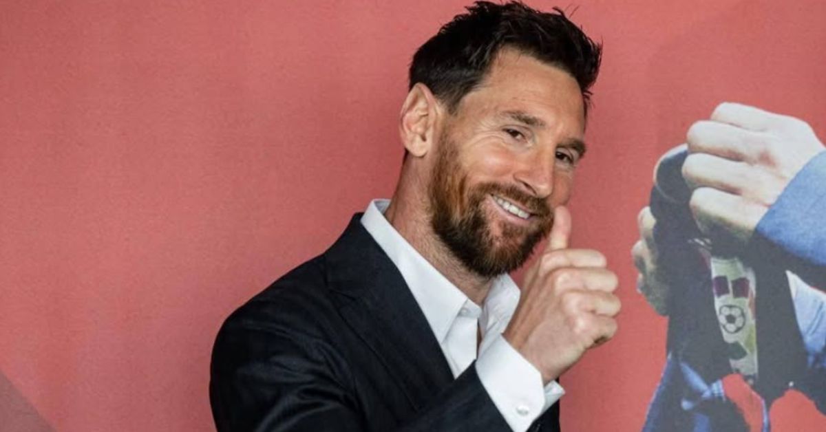Lionel Messi sorrindo e fazendo gesto positivo após compra de clube espanhol