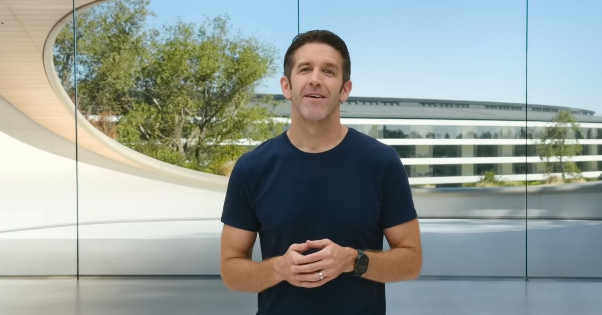 John Ternus, novo CEO da Apple, durante apresentação em ambiente corporativo da empresa