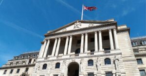 Juros do Banco da Inglaterra ficam estáveis, mas risco de alta pressiona crédito global