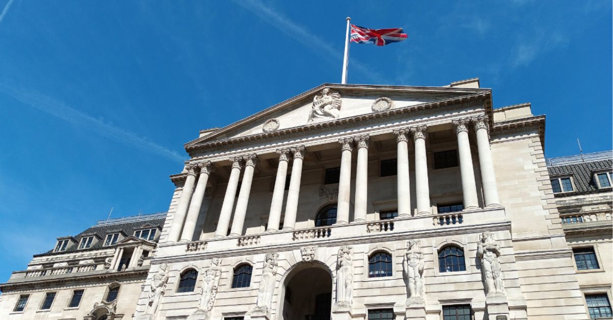 Sede do Banco da Inglaterra em Londres, instituição que manteve juros em 3,75% diante de riscos inflacionários