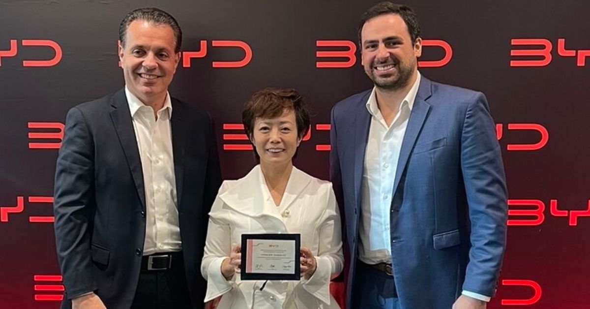 Leonardo Dall’Olio e Rodrigo Ventura, do Grupo Carmais, com Stella Li, vice-presidente global da BYD, durante premiação internacional da marca