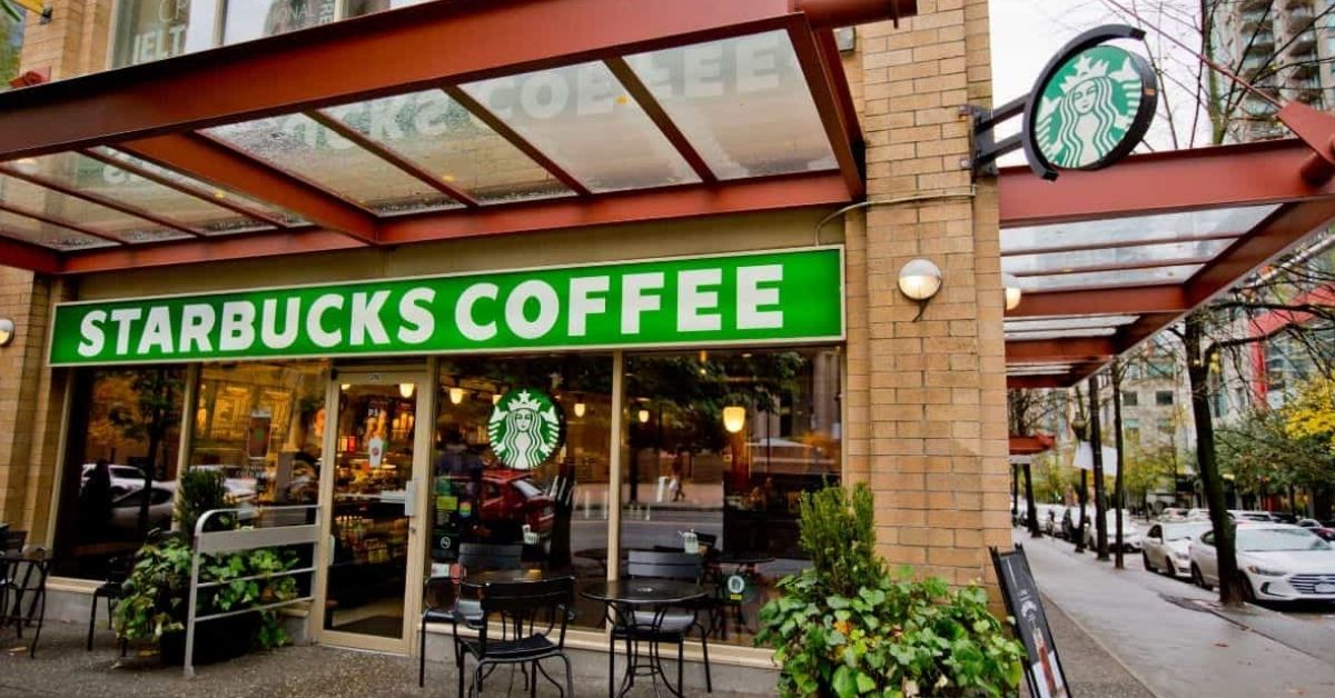 O lucro do Starbucks caiu 62% no início de 2026, mesmo com crescimento de vendas. O resultado levanta dúvidas sobre margens, custos e impacto para investidores.