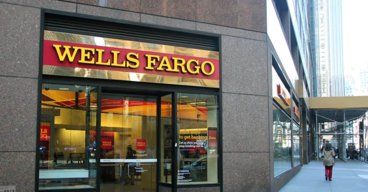 Fachada de agência do Wells Fargo nos Estados Unidos