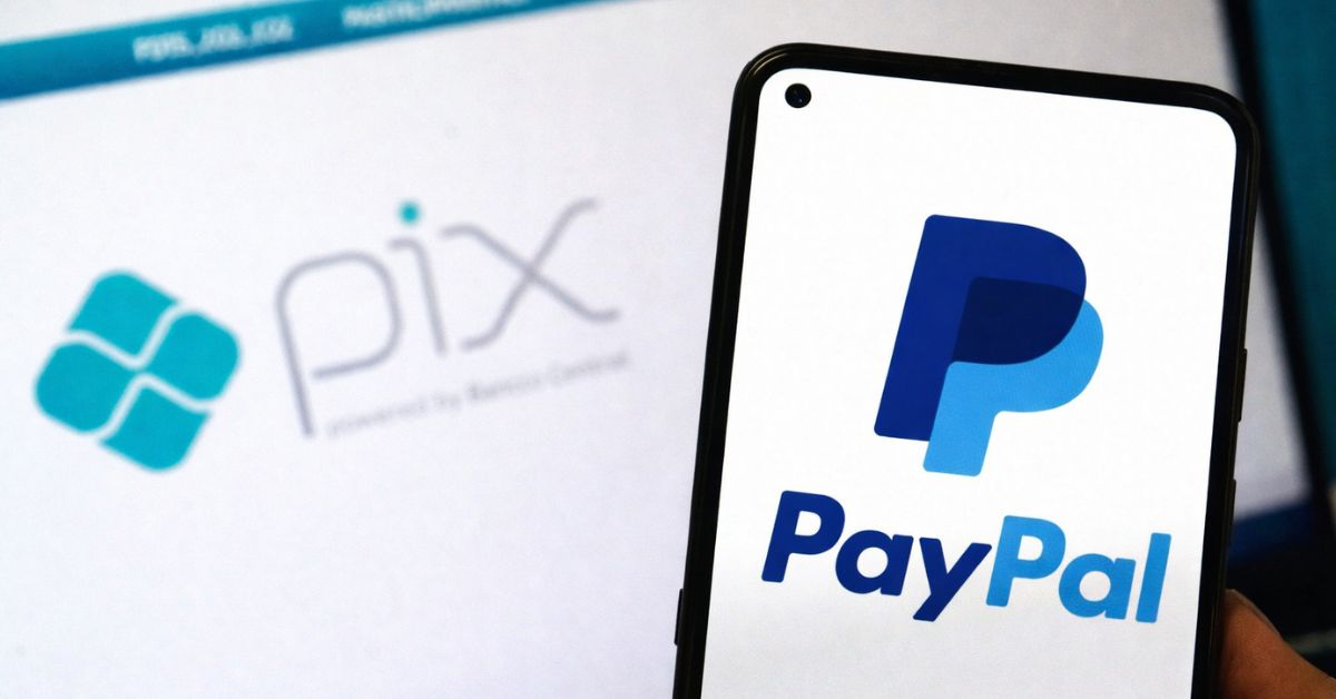 Celular com aplicativo do PayPal em destaque diante de tela com logo do Pix