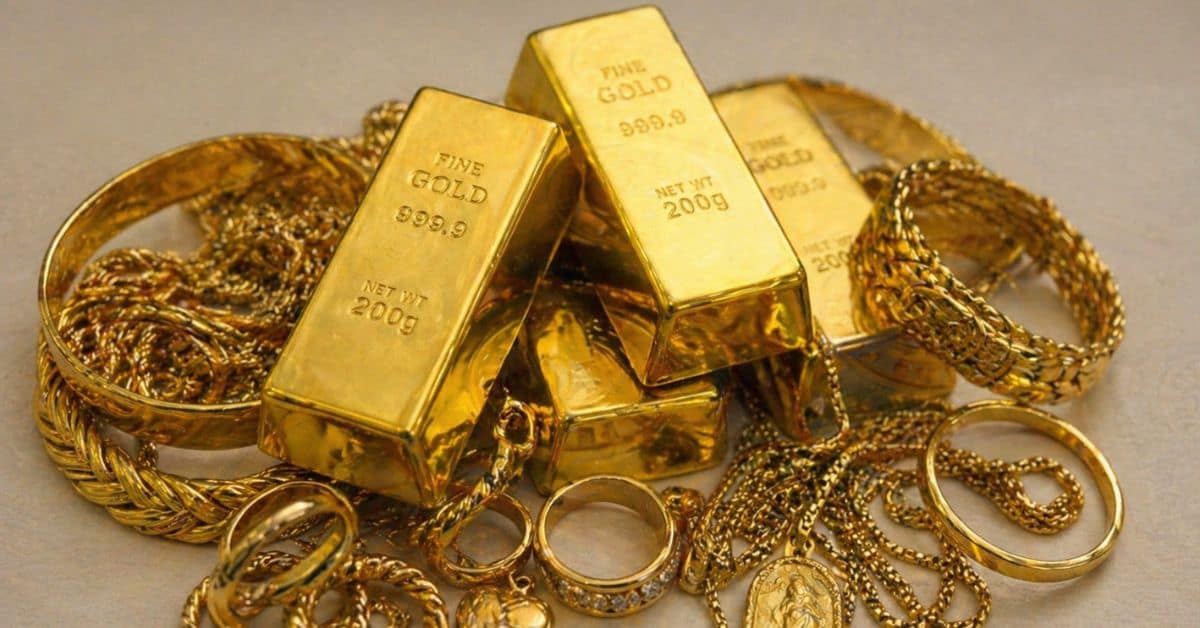 Barras de ouro e joias douradas dispostas sobre superfície clara simbolizando penhor de joias