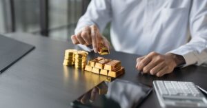 Por que o ouro está caindo: guerra eleva petróleo e juros pesam no metal