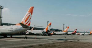 Passagens aéreas sobem no Brasil e alta do combustível trava queda dos preços