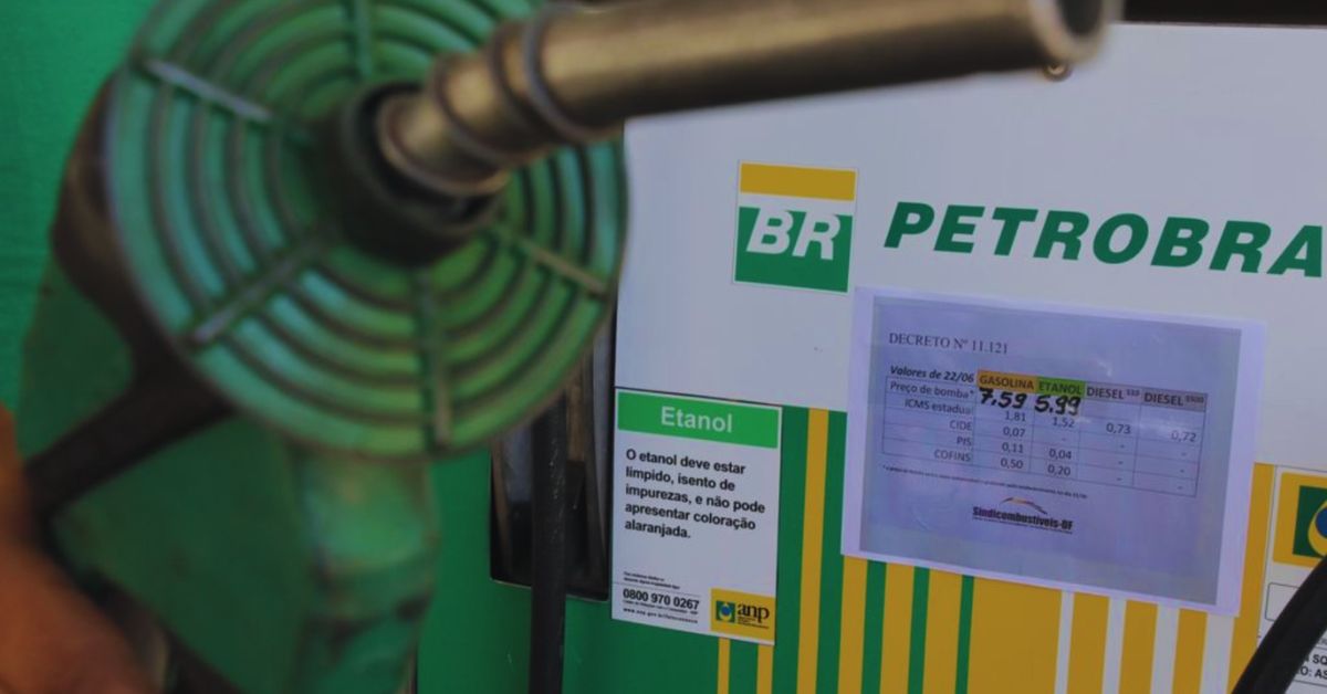 Bomba de combustível em posto com identidade visual da Petrobras e tabela de preços exibida
