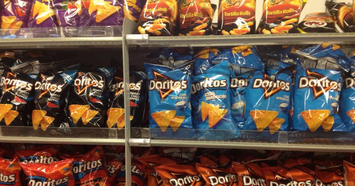 preços dos snacks nos EUA com Doritos em prateleira de supermercado