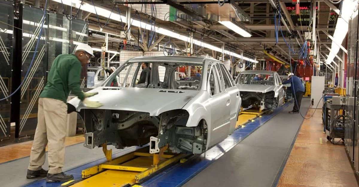 produção de veículos no Brasil em linha de montagem com carros sendo fabricados em fábrica automotiva
