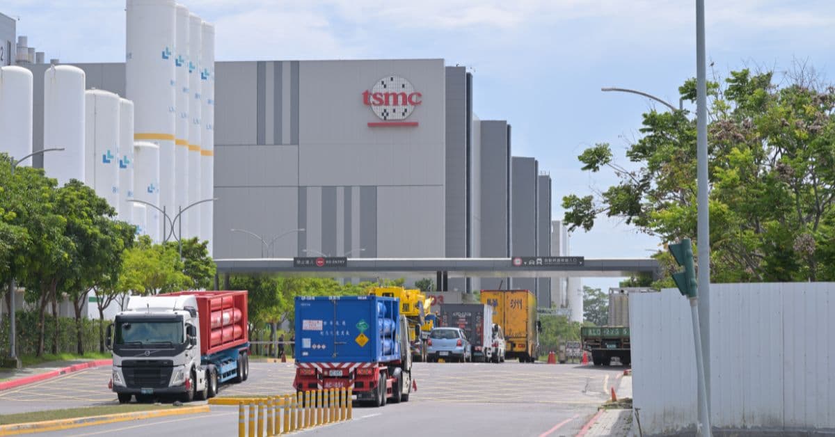 Fábrica da TSMC com caminhões de insumos para produção de chips de inteligência artificial