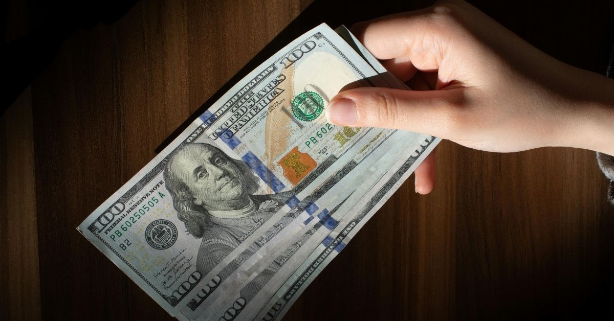 Queda do dólar reflete saída global de capital dos EUA