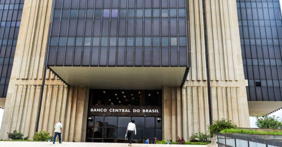 Fachada do Banco Central do Brasil em Brasília, sede da autoridade monetária responsável pelo Relatório Focus ao longo de 2026